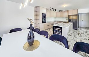 ثلاجة، فرن، غسالة أطباق، ماكينة لصنع القهوة/الشاي