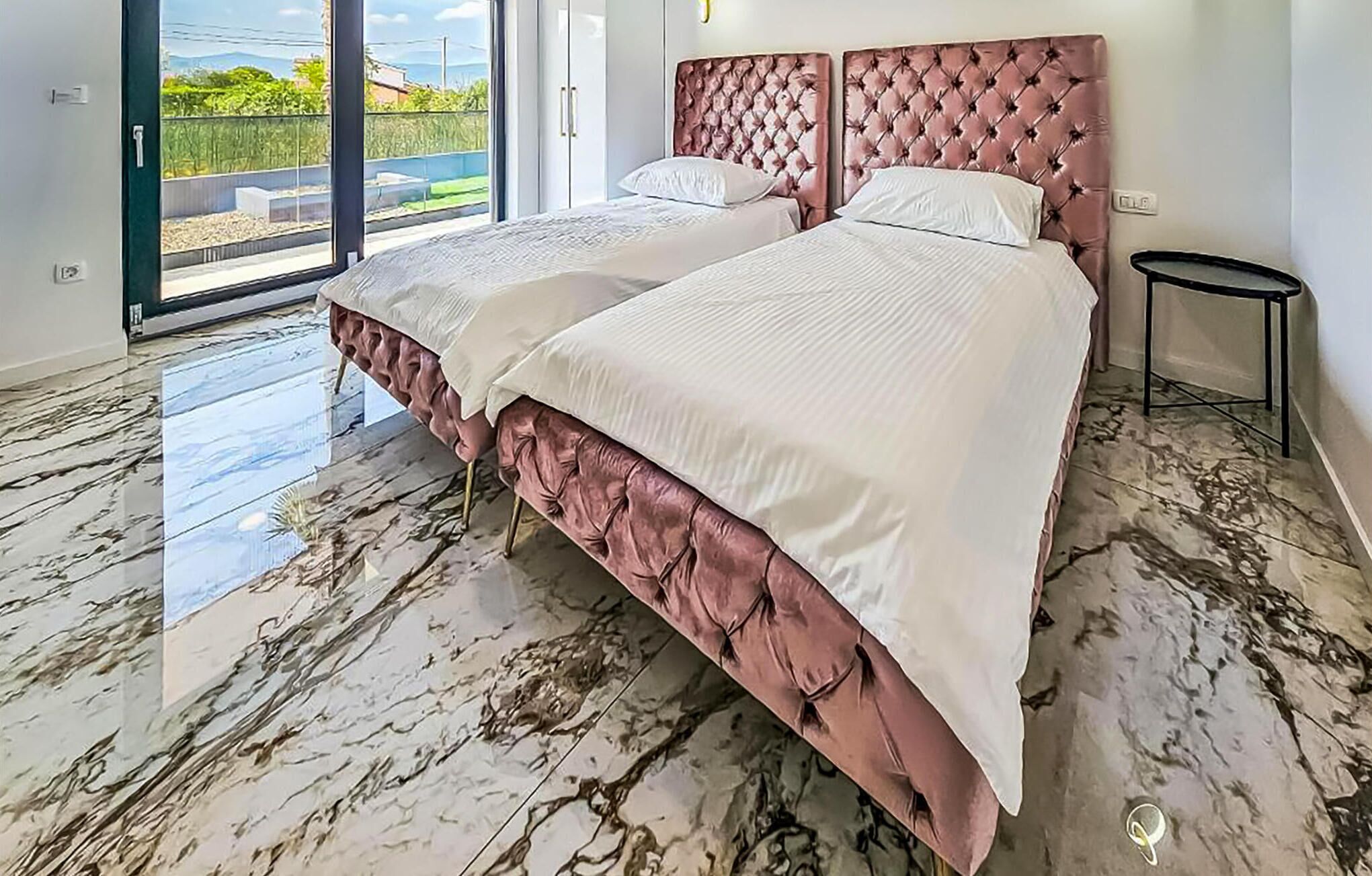 9 chambres, fer et planche à repasser, lit parapluie, Wi-Fi gratuit