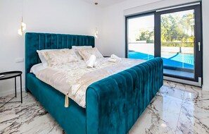 9 bedrooms, iron/ironing board, travel crib, free WiFi - Amazing home in Donji Prolozac (Donji Prolozac)