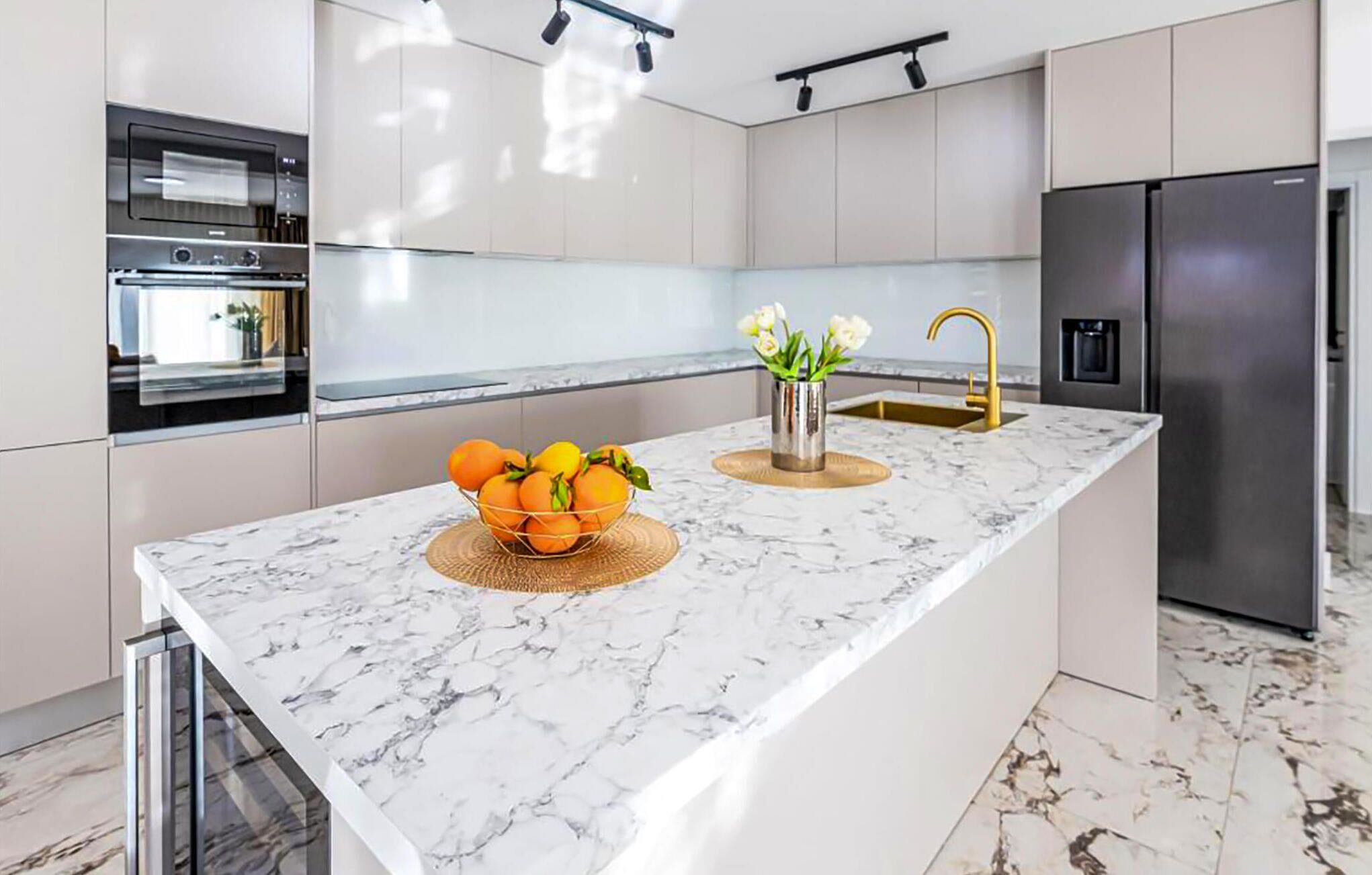 Frigorífico, horno, lavavajillas y cafetera o tetera