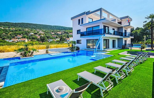 Amazing home in Donji Prolozac