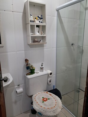 Shower, towels, soap, toilet paper - Honeycomb Chalet! Simple, rustic and cozy in beautiful Paraty, Rio de Janeiro. (Tarituba)
