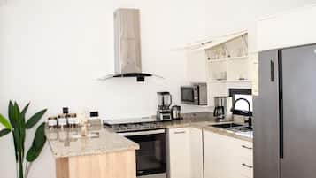 Microondas, horno y placa de cocina