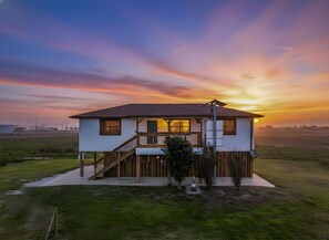 Exterior - Hot Tub~Private~BBQ Grill~Bunk Room~Tropical Vibes (Bolivar Peninsula)