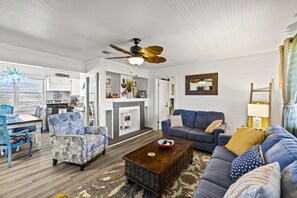 TV - Hot Tub~Private~BBQ Grill~Bunk Room~Tropical Vibes (Bolivar Peninsula)