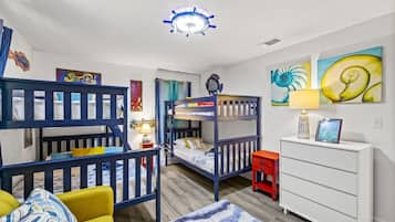 3 habitaciones, escritorio y tabla de planchar con plancha
