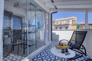 Appartement Panoramique, 1 chambre, cuisine, vue mer | Restauration extérieure