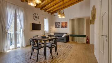 Appartement Exclusif, 1 chambre, balcon | Coin séjour | TV connectée de 32 pouces avec chaßnes numériques, Netflix