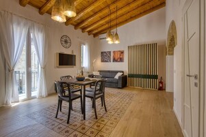 Apartamento exclusivo, 1 habitación, cocina | Zona de estar | Smart TV de 32 pulgadas con canales digitales, Netflix