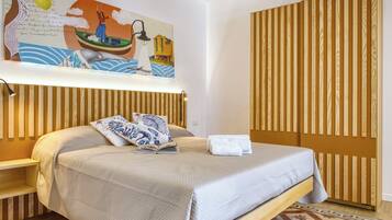 Appartamento panoramico, 1 camera da letto, cucina, vista mare | Materassi in memory foam, tende oscuranti, ferro/asse da stiro