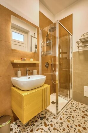 Appartement Standard, coin cuisine, vue ville | Salle de bain