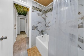 Haartrockner, Handtücher, Seife, Toilettenpapier