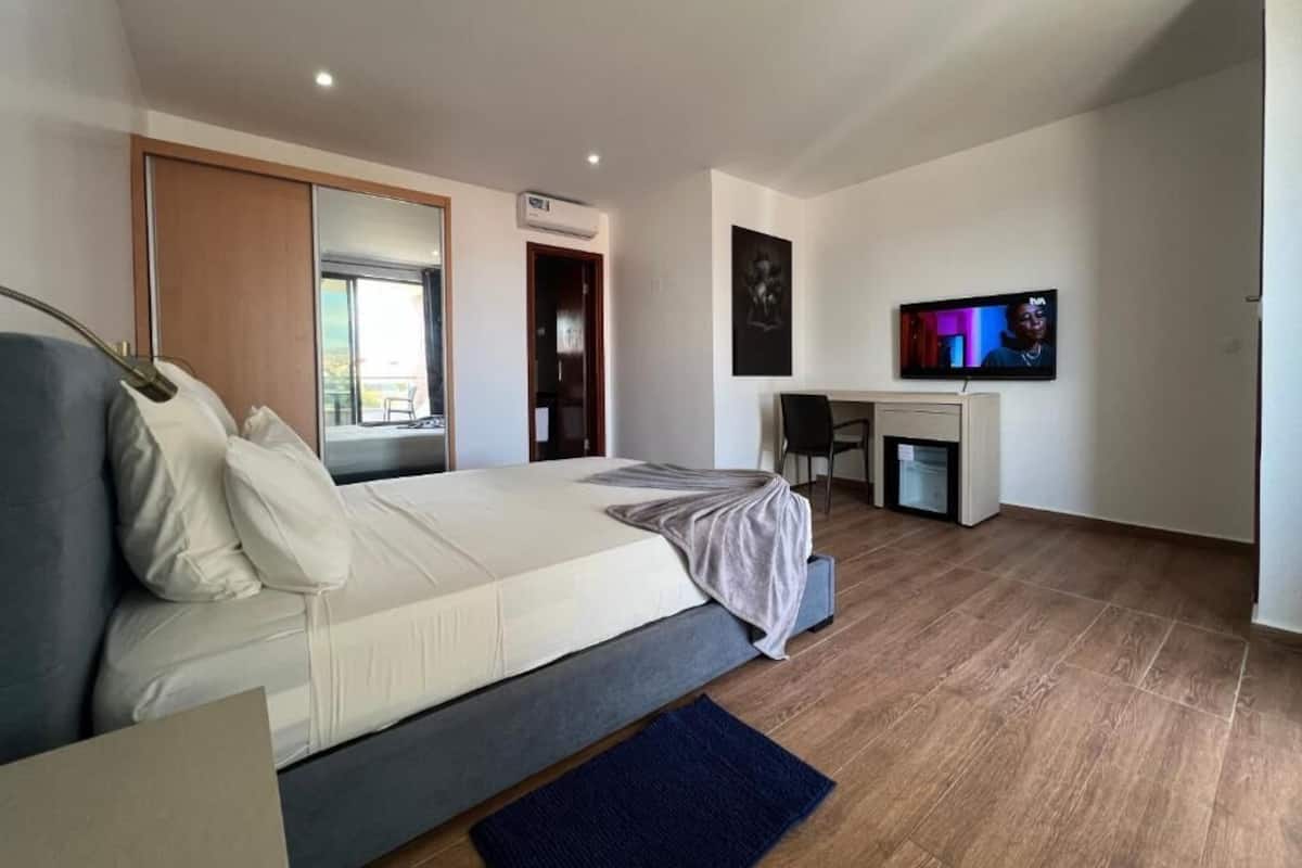 Kahden hengen standard-huone, parveke, kaupunkinäköala | Tallelokero huoneessa, ilmainen Wi-Fi