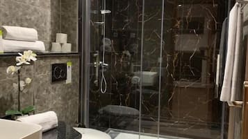 Kahden hengen standard-huone, parveke, kaupunkinäköala | Kylpyhuone | Suihku, ilmaiset hygieniatuotteet, hiustenkuivaaja, pyyhkeet