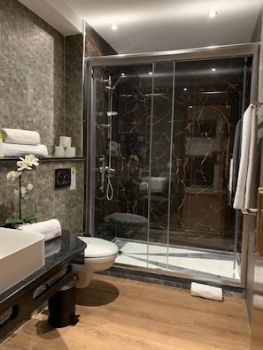 Kahden hengen standard-huone, parveke, kaupunkinäköala | Kylpyhuone | Suihku, ilmaiset hygieniatuotteet, hiustenkuivaaja, pyyhkeet