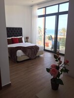 In-room safe, free WiFi, bed sheets