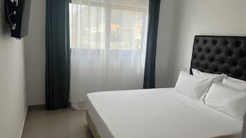 Quarto casal standard | Cofres nos quartos, Wi-Fi de cortesia, roupa de cama