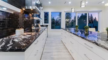 Geladeira, micro-ondas, fogão, cooktop