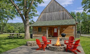 Terrace/patio - 3 bedroom en-suites with river access, fast wifi, fire pit and great location! (Hollister)