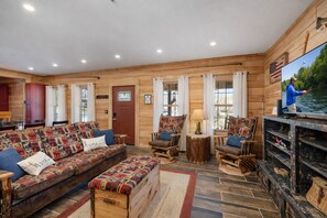 Smart TV - 3 bedroom en-suites with river access, fast wifi, fire pit and great location! (Hollister)
