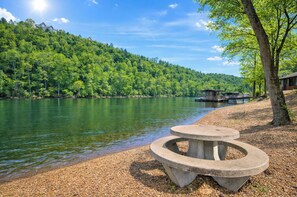 Beach - 3 bedroom en-suites with river access, fast wifi, fire pit and great location! (Hollister)
