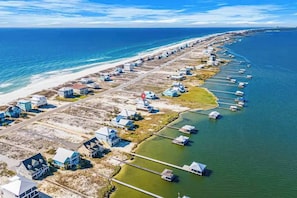 Eine Küstenimmobilie mit Strandhäusern und Seeanlegestellen.