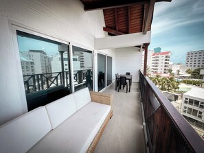Outdoor dining - Luxe Punta Hansa PH (San Andrés)