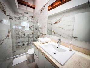 Shower, hair dryer, towels, soap - Luxe Punta Hansa PH (San Andrés)