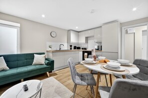 Dining - Luxury 2BR Flat - Fast Wi-Fi - Work Area (Cardiff)