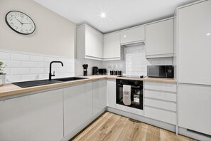 Private kitchen - Luxury 2BR Flat - Fast Wi-Fi - Work Area (Cardiff)