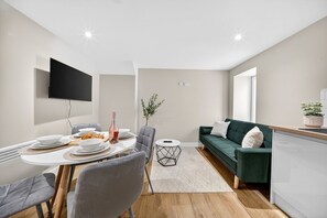 Dining - Luxury 2BR Flat - Fast Wi-Fi - Work Area (Cardiff)