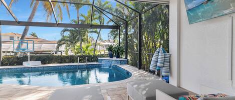 Alberca al aire libre y alberca climatizada