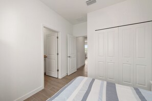 3 bedrooms, desk, WiFi (free), bed sheets