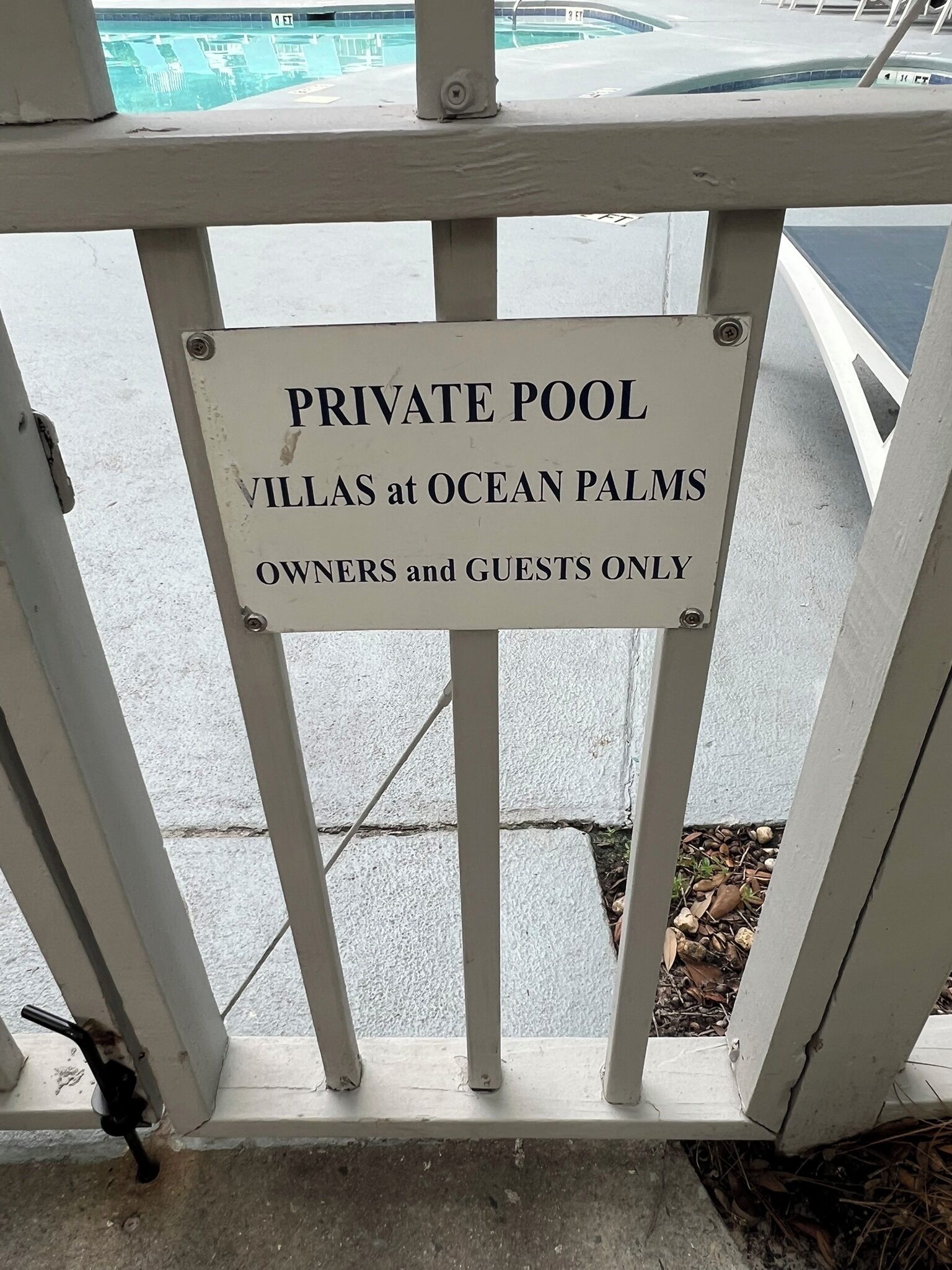 Un panneau indiquant une zone réservée à la piscine privée des Ocean Palms Villas, accessible uniquement aux propriétaires et à leurs invités.