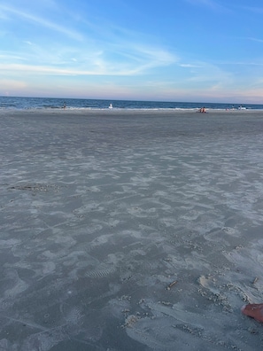 Nära stranden och solstolar