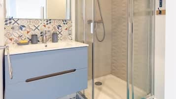 Douche, sèche-cheveux, serviettes fournies