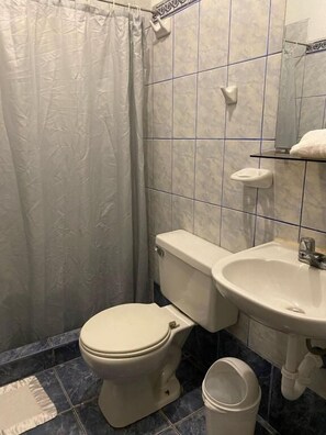 Bathroom - HOTEL HUAYNAPATA PARDO (Cuzco)