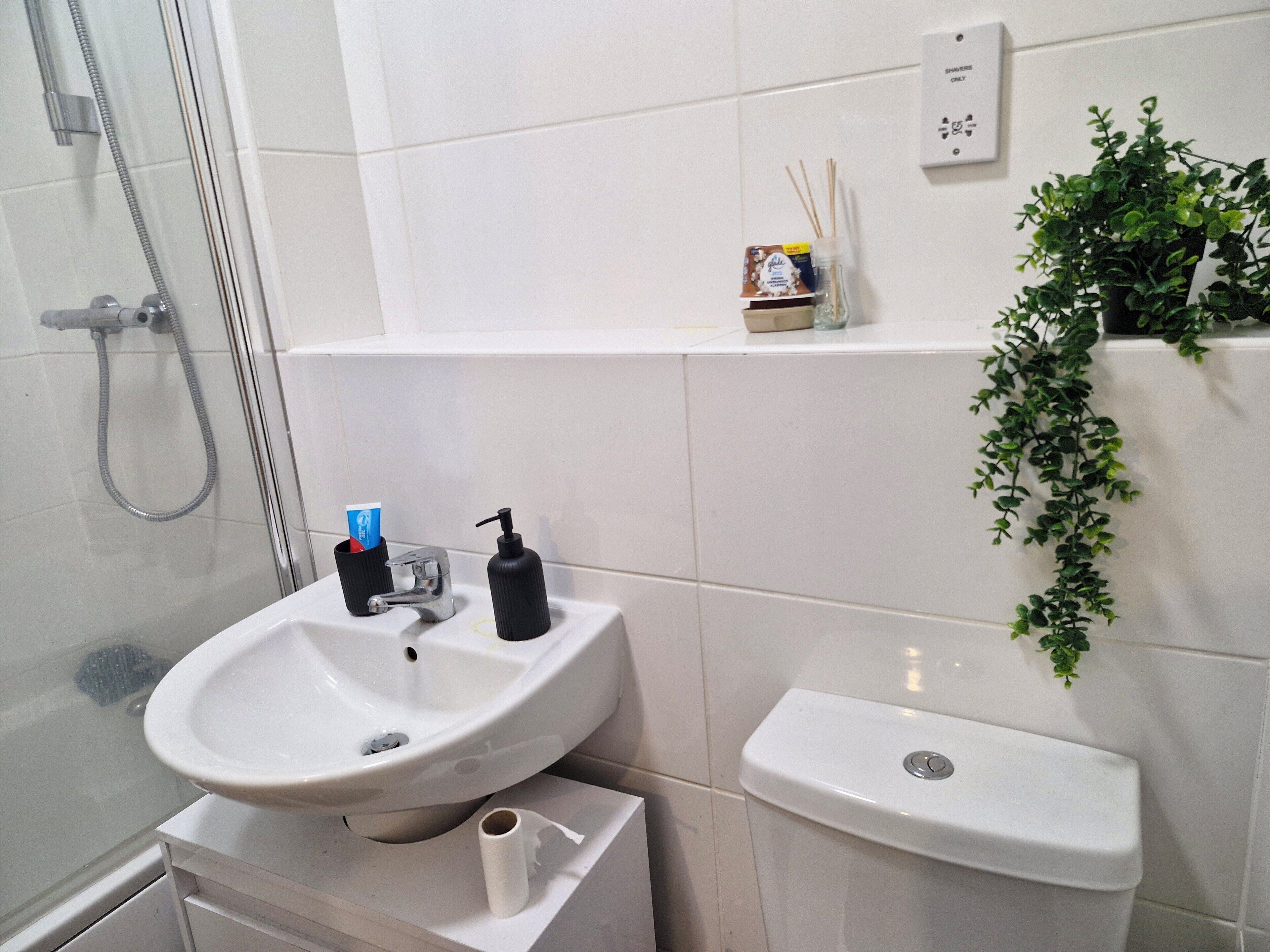 Serviettes fournies, papier de toilette