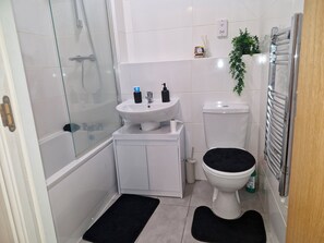 Serviettes fournies, papier toilette
