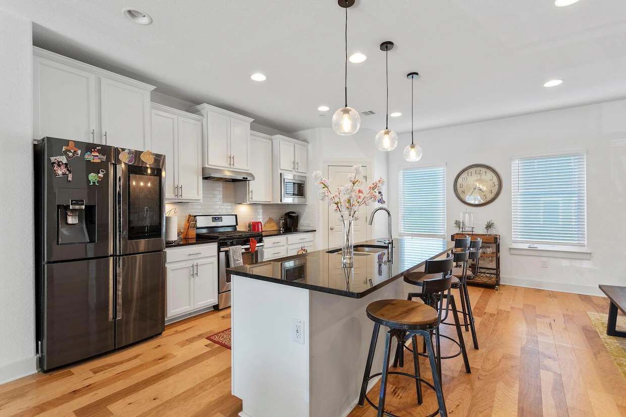 Kylskåp, mikrovågsugn, ugn och spishäll