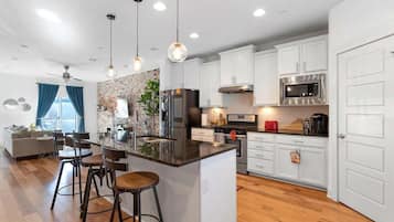 Réfrigérateur, four à micro-ondes, un four, surface de cuisson