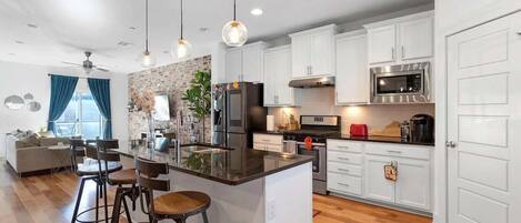 Refrigerador, microondas, horno y parrilla de estufa