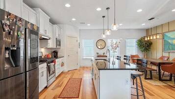 Réfrigérateur, four à micro-ondes, un four, surface de cuisson