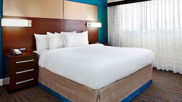 Skrivebord, skrivebord for bærbar PC og blendingsgardiner