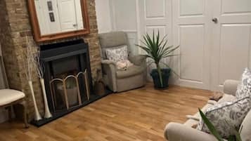 Huoneisto, näköala puutarhaan | Oleskelualue | 40–tuumainen äly-TV, jossa digitaalikanavat