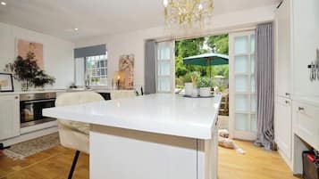 Apartment, Garden View | Private kitchen | Electric kettle