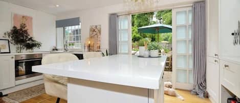 Apartment, Garden View | Private kitchen | Electric kettle
