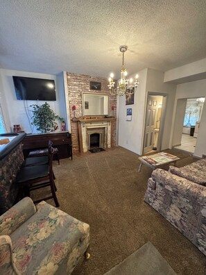 TV, fireplace - Cozy 2-bedroom sleeps 7 townhome in downtown walking distance to River & Casino (Lawrenceburg)