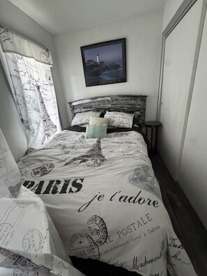2 habitaciones, tabla de planchar con plancha, wifi y ropa de cama 