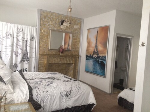 Cozy 2-bedroom sleeps 7 townhome in downtown walking distance to River & Casino